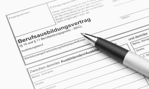 Der Ausbildungsvertrag regelt Verdienst, Arbeitszeiten und Urlabusanspruch für Azubis