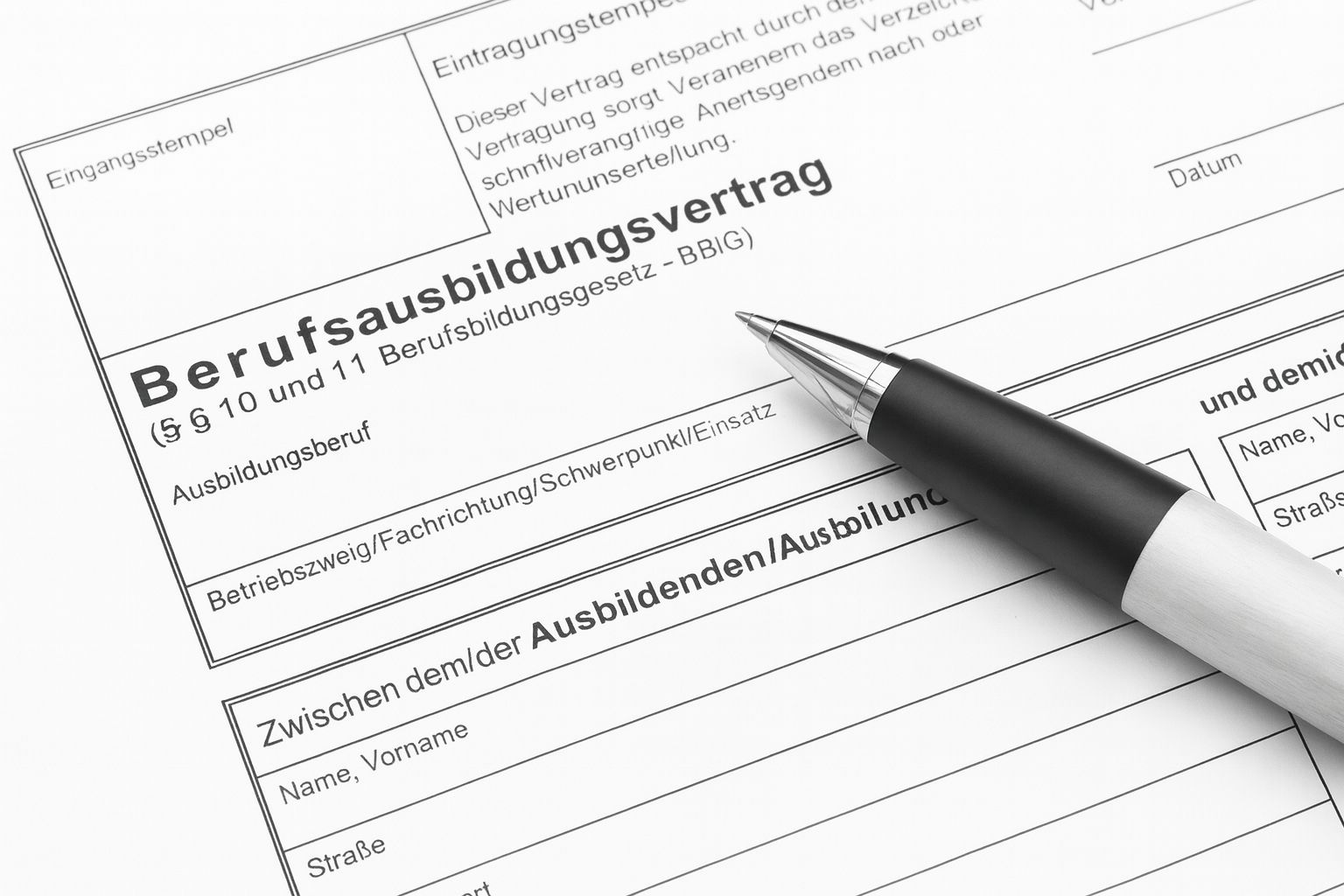 Der Ausbildungsvertrag regelt Verdienst, Arbeitszeiten und Urlabusanspruch für Azubis